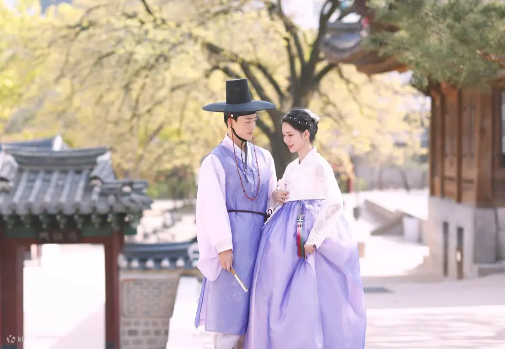 Pasangan memakai hanbok di Seoul