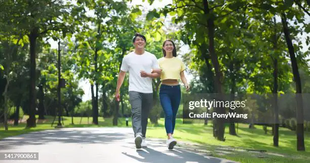 Pasangan berjalan di taman Korea yang indah