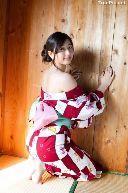 Foto-foto resmi Yuri Nikaido dari sesi pemotretan profesional.