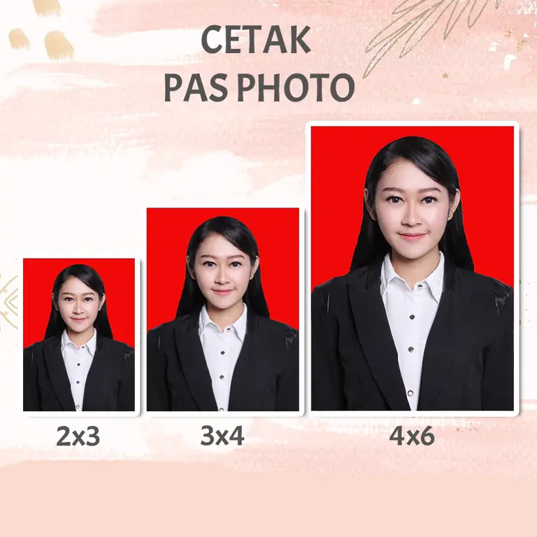 Seseorang memegang foto ukuran 3x4 yang sudah dicetak