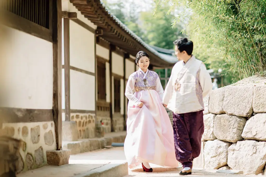 Pasangan Korea melakukan pemotretan pre-wedding dengan hanbok