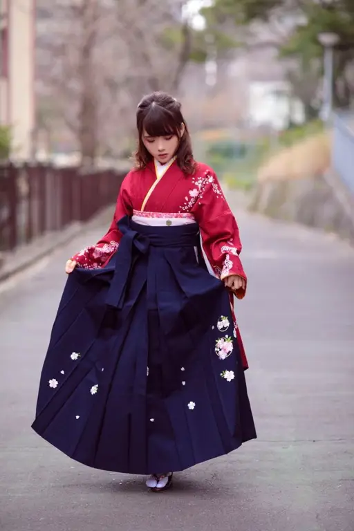 Foto wanita Jepang mengenakan pakaian tradisional