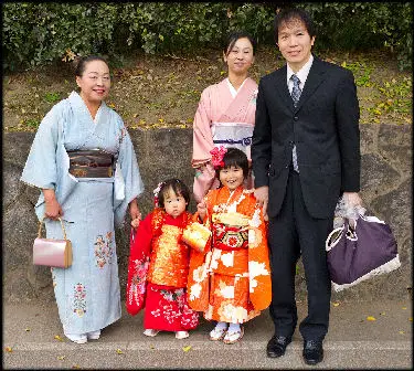 Foto yang menggambarkan hubungan keluarga di Jepang