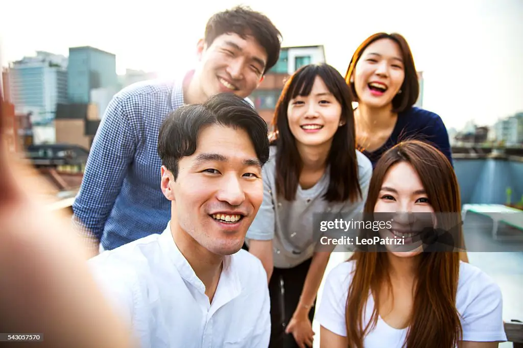 Sebuah foto teman-teman yang bahagia di Korea