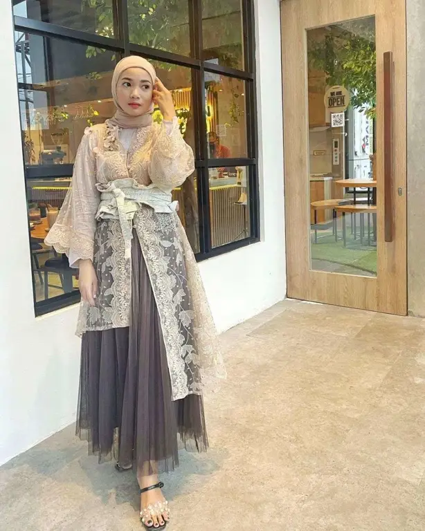 Foto-foto kebaya wisuda kutu baru hijab yang elegan dan anggun