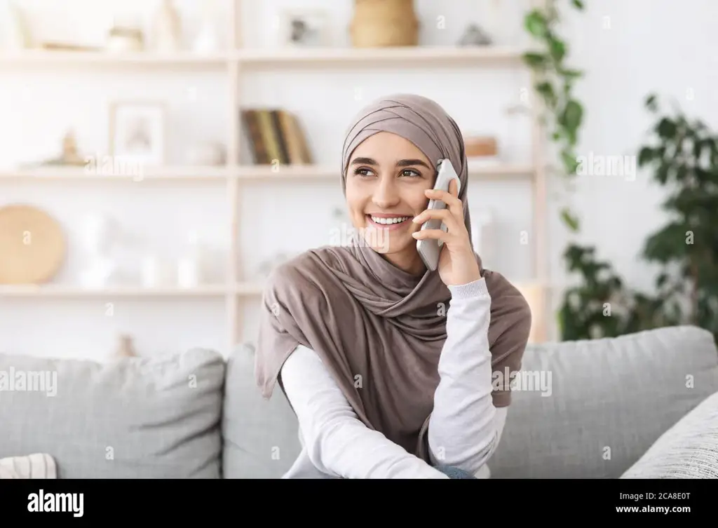 Gambar anak perempuan berhijab dengan ekspresi bahagia dan ceria