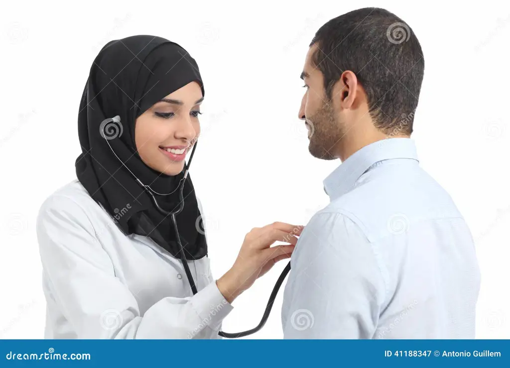 Dokter perempuan berhijab sedang memeriksa pasien