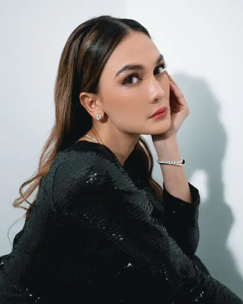 Foto Luna Maya dalam suasana profesional