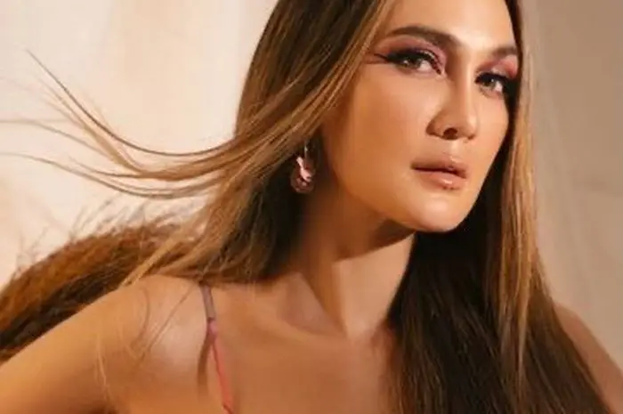 Foto Luna Maya dalam pose yang pantas