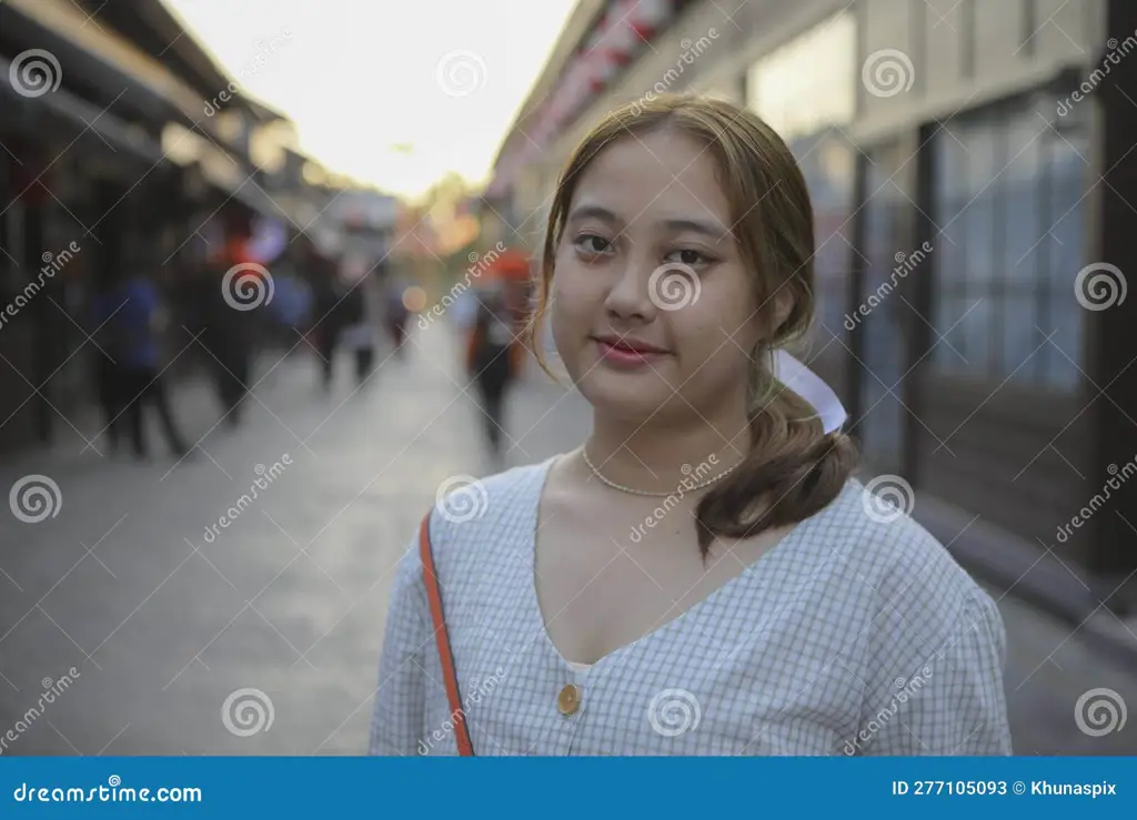 Wanita Asia berukuran tubuh besar