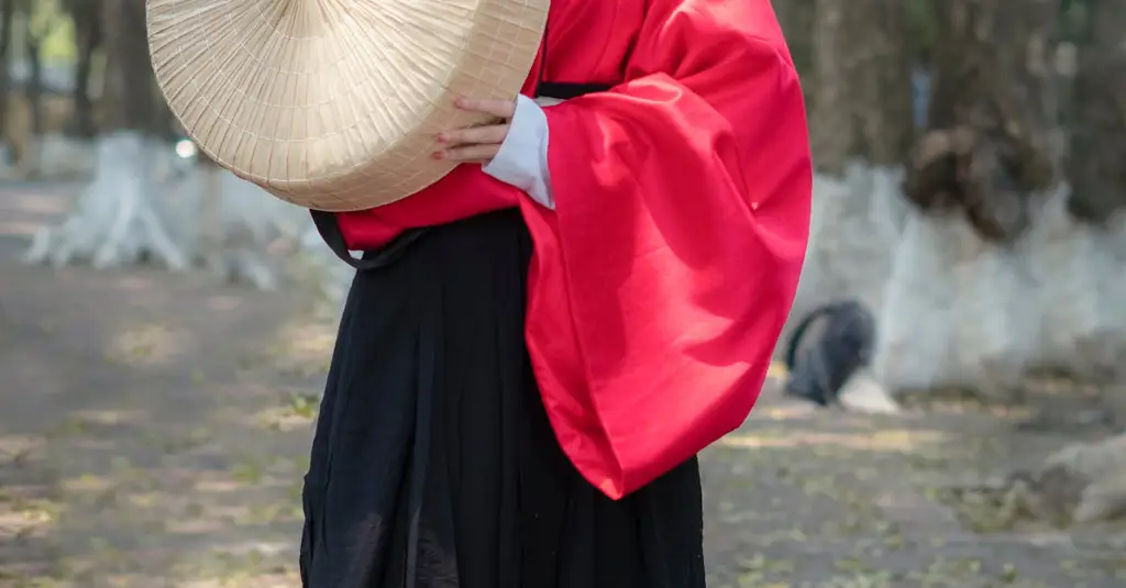 Wanita Asia dalam pakaian tradisional