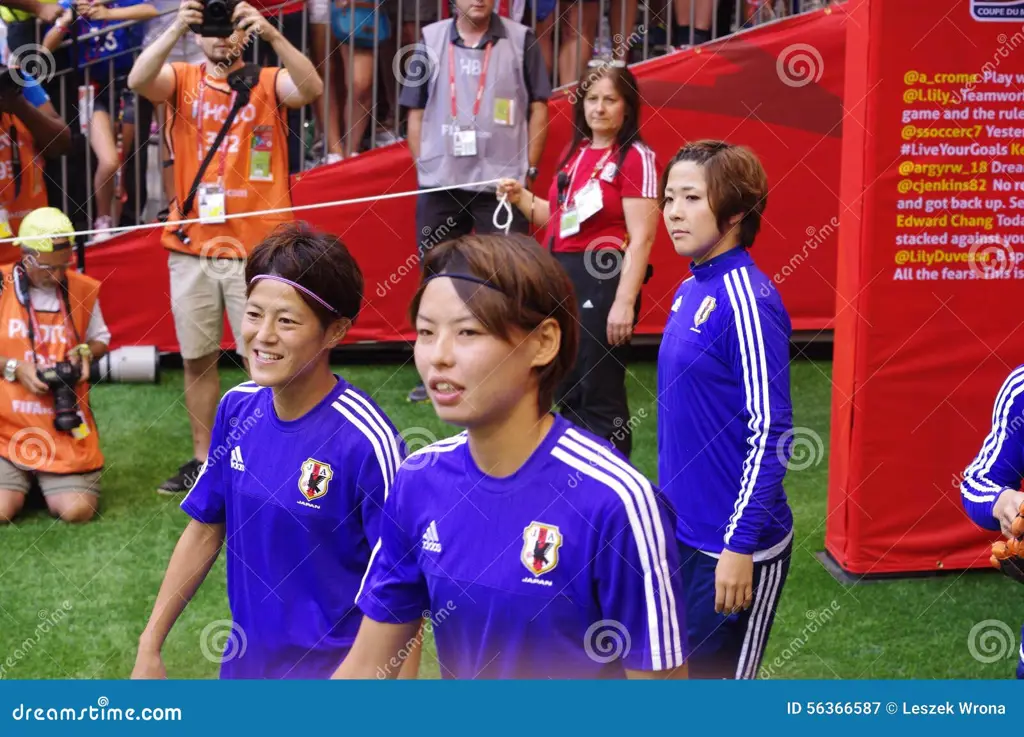 Seorang wanita Jepang dengan seragam sepak bola