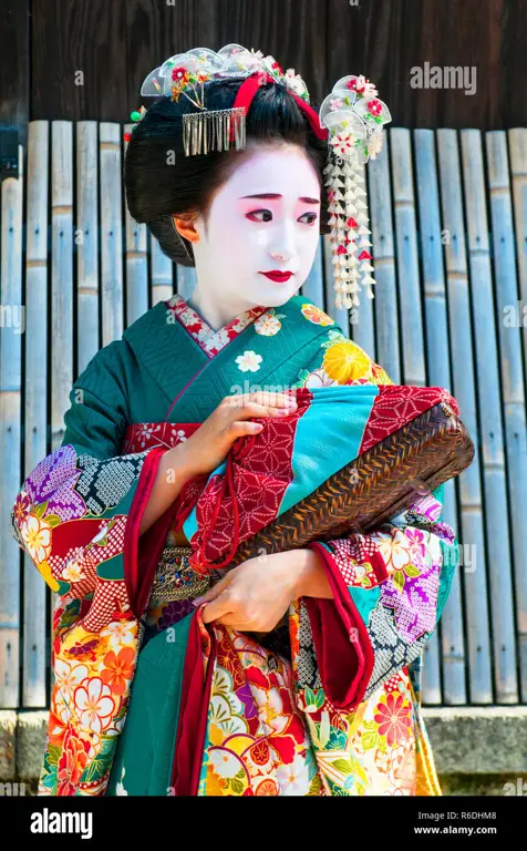 Wanita Jepang dengan pakaian tradisional