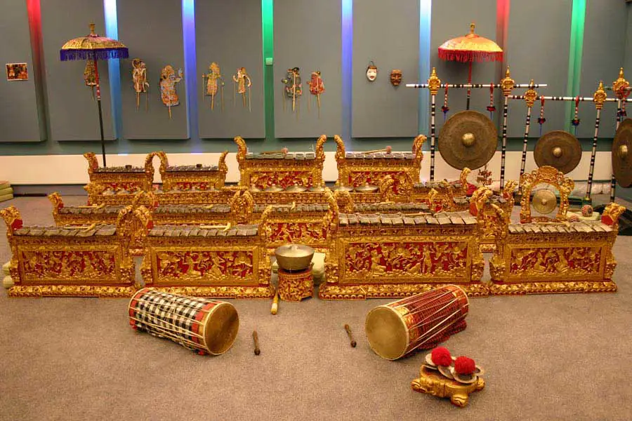 Orkestra gamelan yang sedang memainkan musik Indo Desah