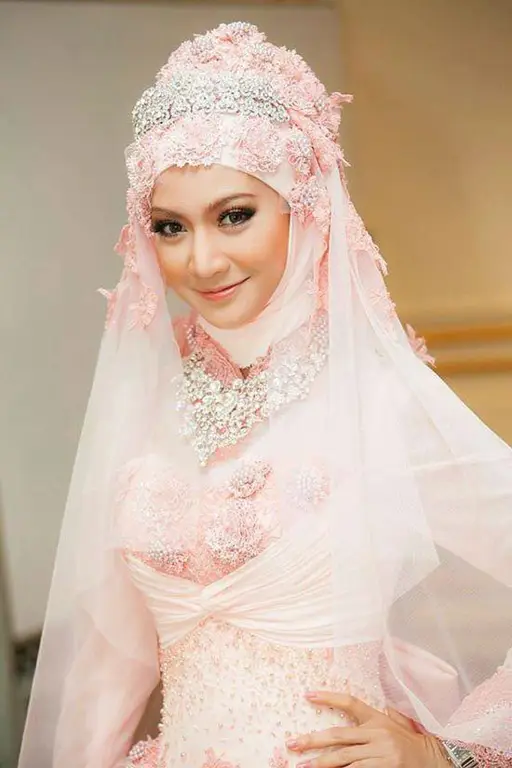 Gaun pengantin mewah dengan hijab