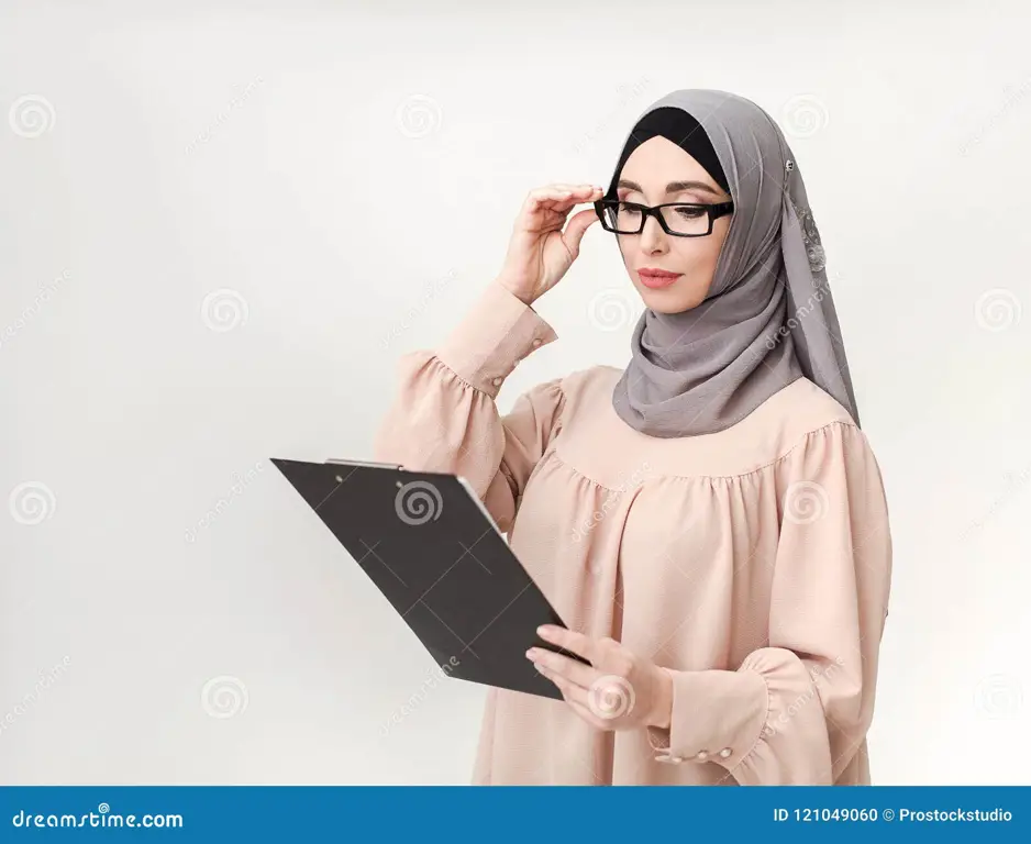 Foto guru berhijab dengan gaya busana yang modern dan tetap sopan