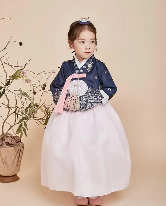 Bayi Korea mengenakan pakaian yang lucu dan stylish