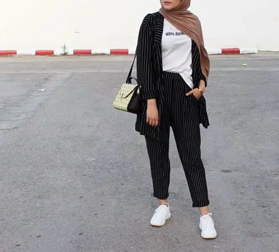 Wanita berhijab yang stylish mengenakan blazer