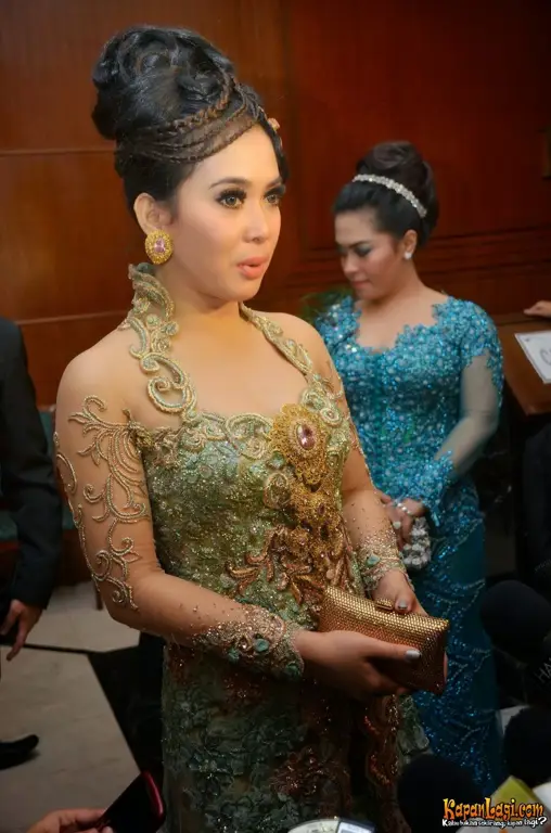 Foto Syahrini dengan gaya busana yang elegan