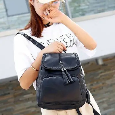 Wanita sedang membawa tas ransel wanita import Korea yang stylish