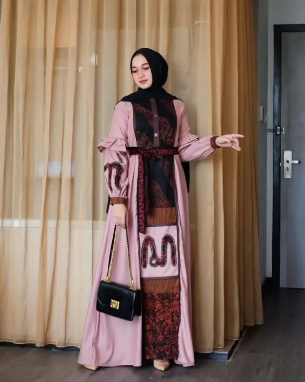 Contoh gaya elegan dengan baju batik wanita hijab