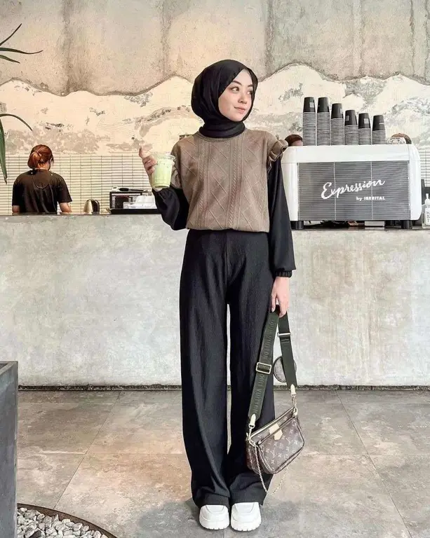 Wanita cantik mengenakan celana kulot dan hijab stylish