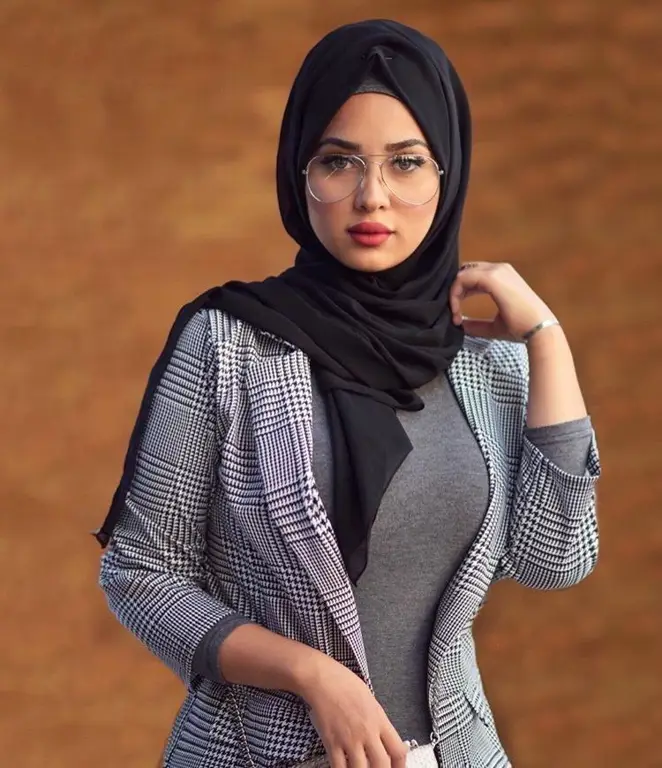 Foto wanita berhijab dengan gaya fashion yang cantik