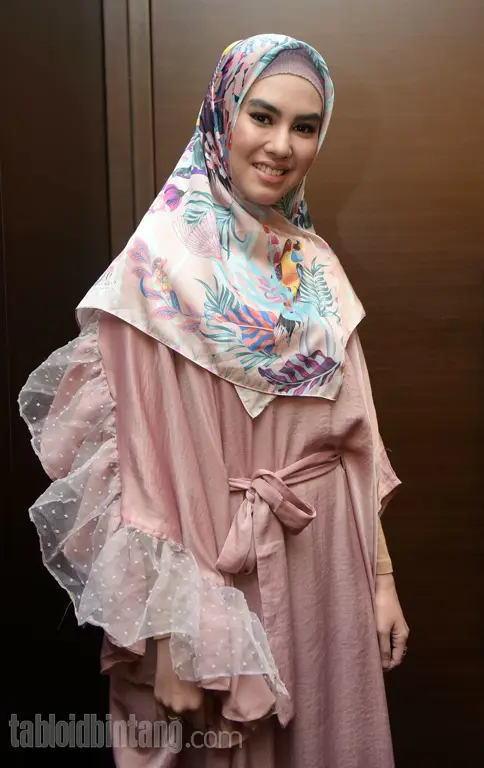 Foto-foto Kartika Putri sebelum berhijab dengan berbagai gaya fashion