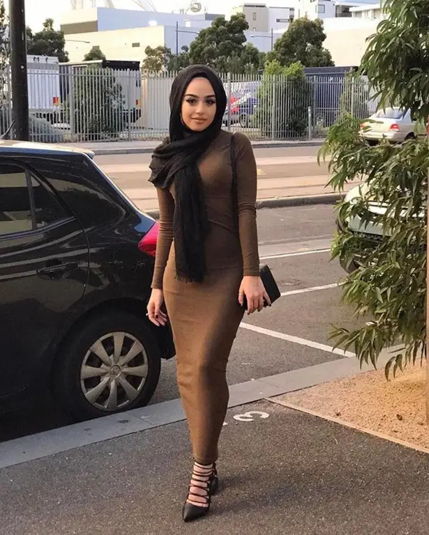 Wanita cantik berhijab tinggi dengan fashion terkini