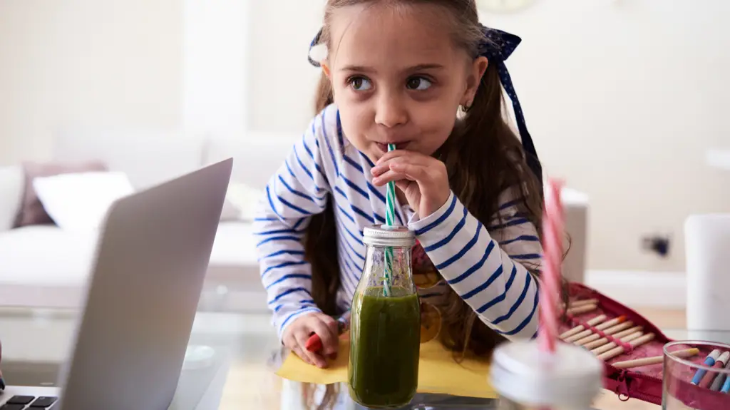 Gambar orang sehat berolahraga dan minum susu Hilo