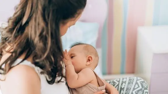 Gambar ilustrasi gaya hidup sehat ibu menyusui, seperti berolahraga dan makan makanan bergizi