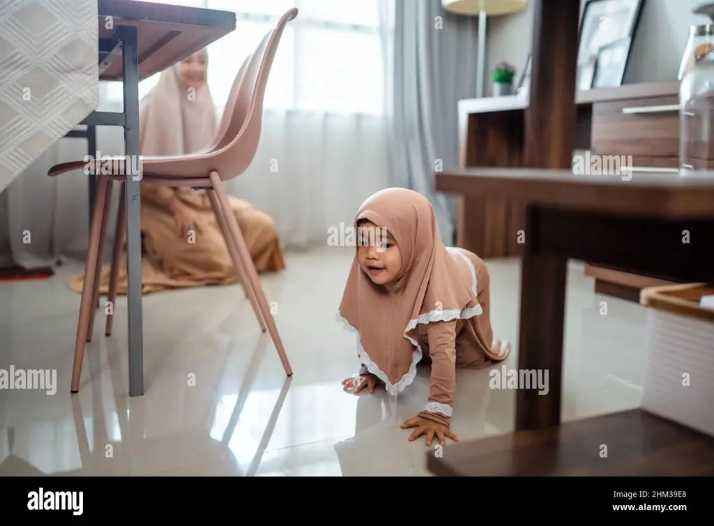 Bayi muslimah lucu mengenakan hijab dengan gaya yang manis