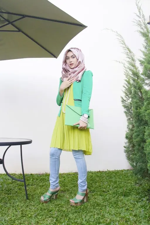 Gaya hijab elegan dengan celana jeans untuk kondangan