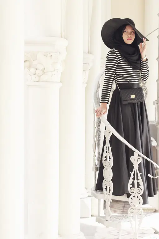 Seorang blogger hijab sedang berpose