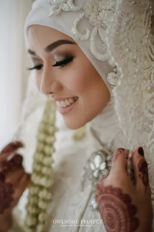 Berbagai gaya hijab untuk melengkapi baju pengantin adat Sunda