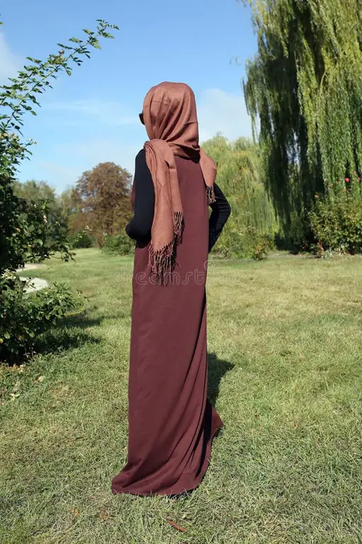 Gambar fashion wanita berhijab dari belakang dengan gaya modern dan elegan.