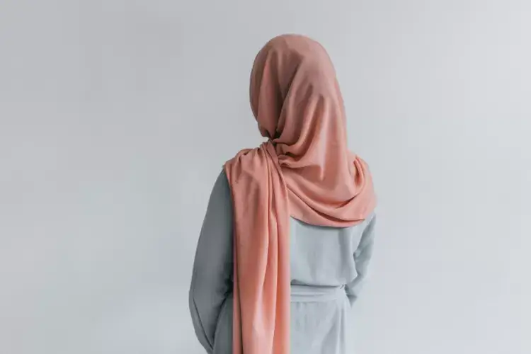 Contoh gaya hijab punuk unta pertama