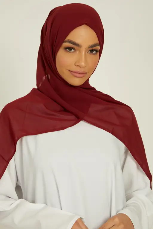 Gaya hijab warna merah marun