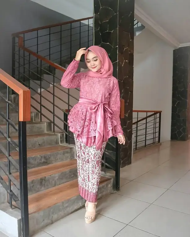 Model kebaya merah maroon dengan hijab