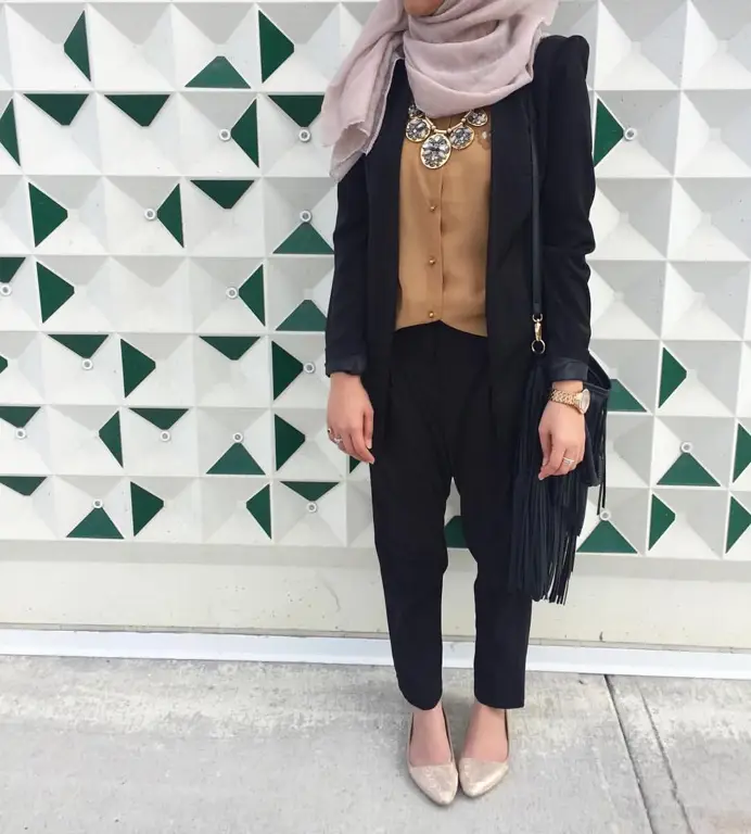 Inspirasi Outfit Hitam Putih Hijab dari Selebgram