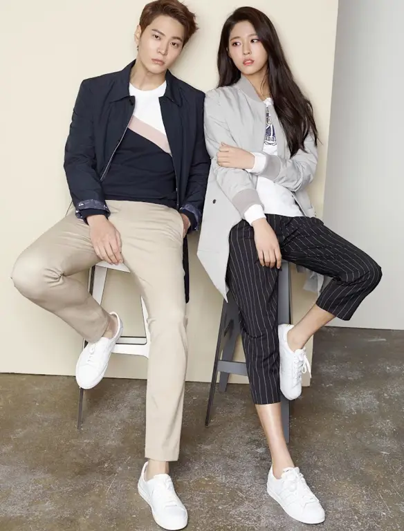 Foto pasangan sedang memamerkan gelang couple Korea mereka