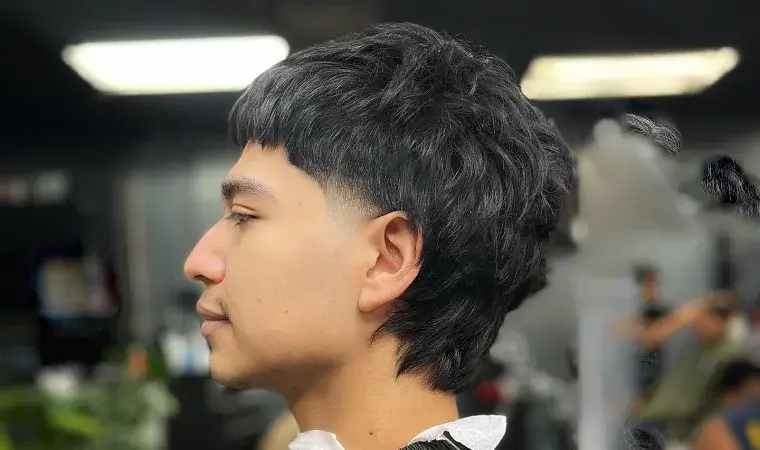 Wanita Indonesia dengan gaya rambut mullet