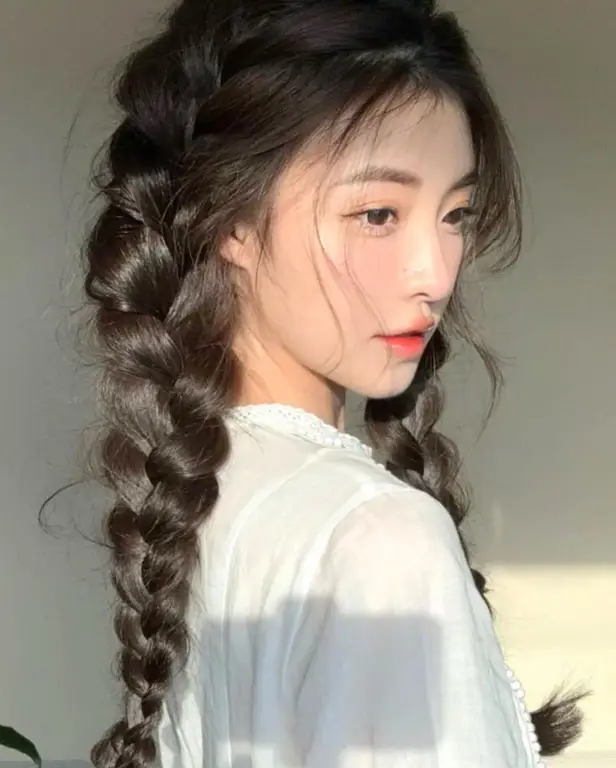 Contoh gaya rambut ponytail dikepang ala Korea