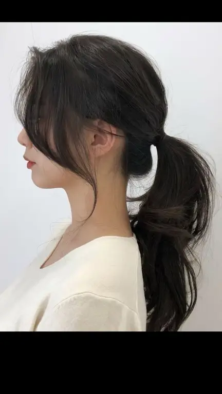 Contoh gaya ikat rambut wanita Korea yang simpel dan mudah dibuat.