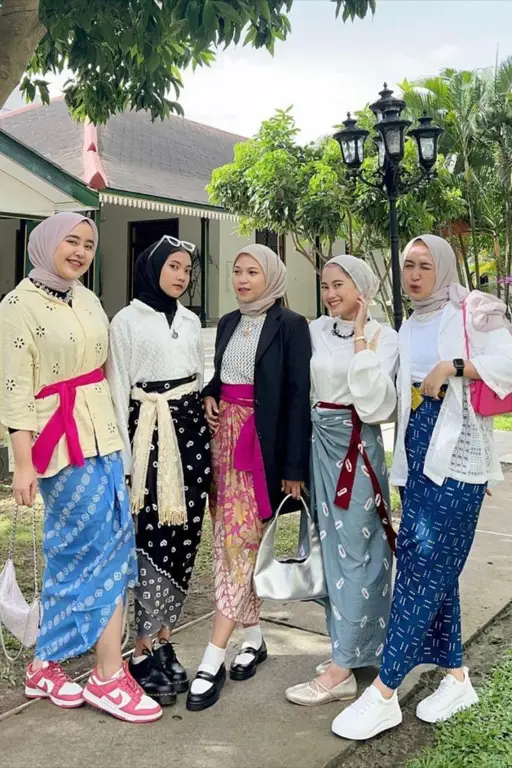 Remaja mengenakan baju batik hijab yang stylish