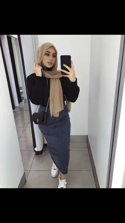 Wanita cantik mengenakan rok jeans hijab dengan gaya stylish