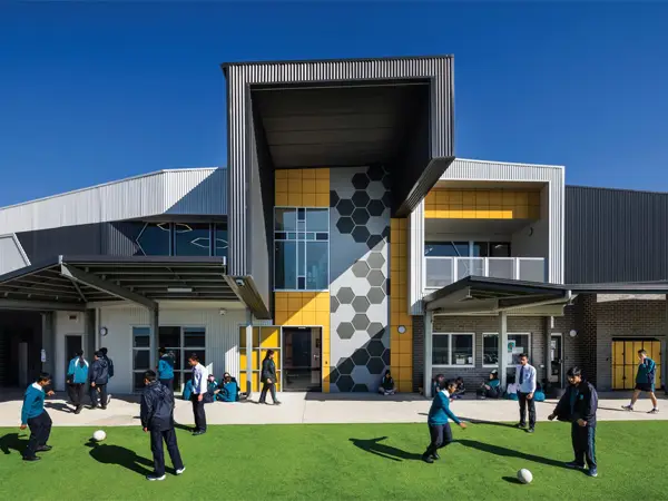 Gedung sekolah SMA Tunas Harapan yang megah dan modern