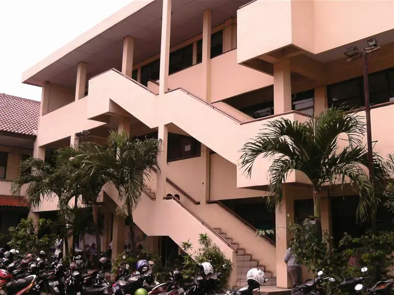 Gambar gedung sekolah SMP Nusa Bangsa yang megah dan modern