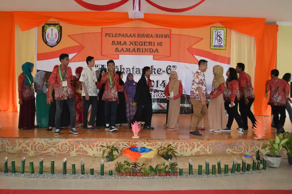 Gedung sekolah SMA Negeri 16 Samarinda yang megah dan modern