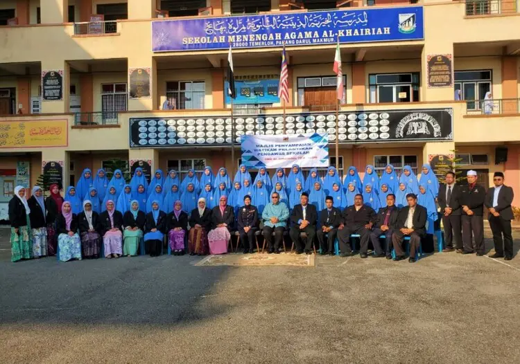 Gedung SMA Al Mubarak yang megah dan modern